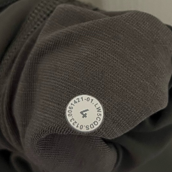 Lululemon wundertrain 25” size 4 leggings in grey sage - Picture 3 of 3